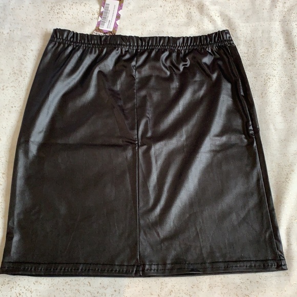 Boohoo wet look mini skirt - Picture 6 of 6